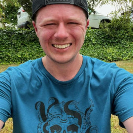 720_RLAV_ShirtSelfie