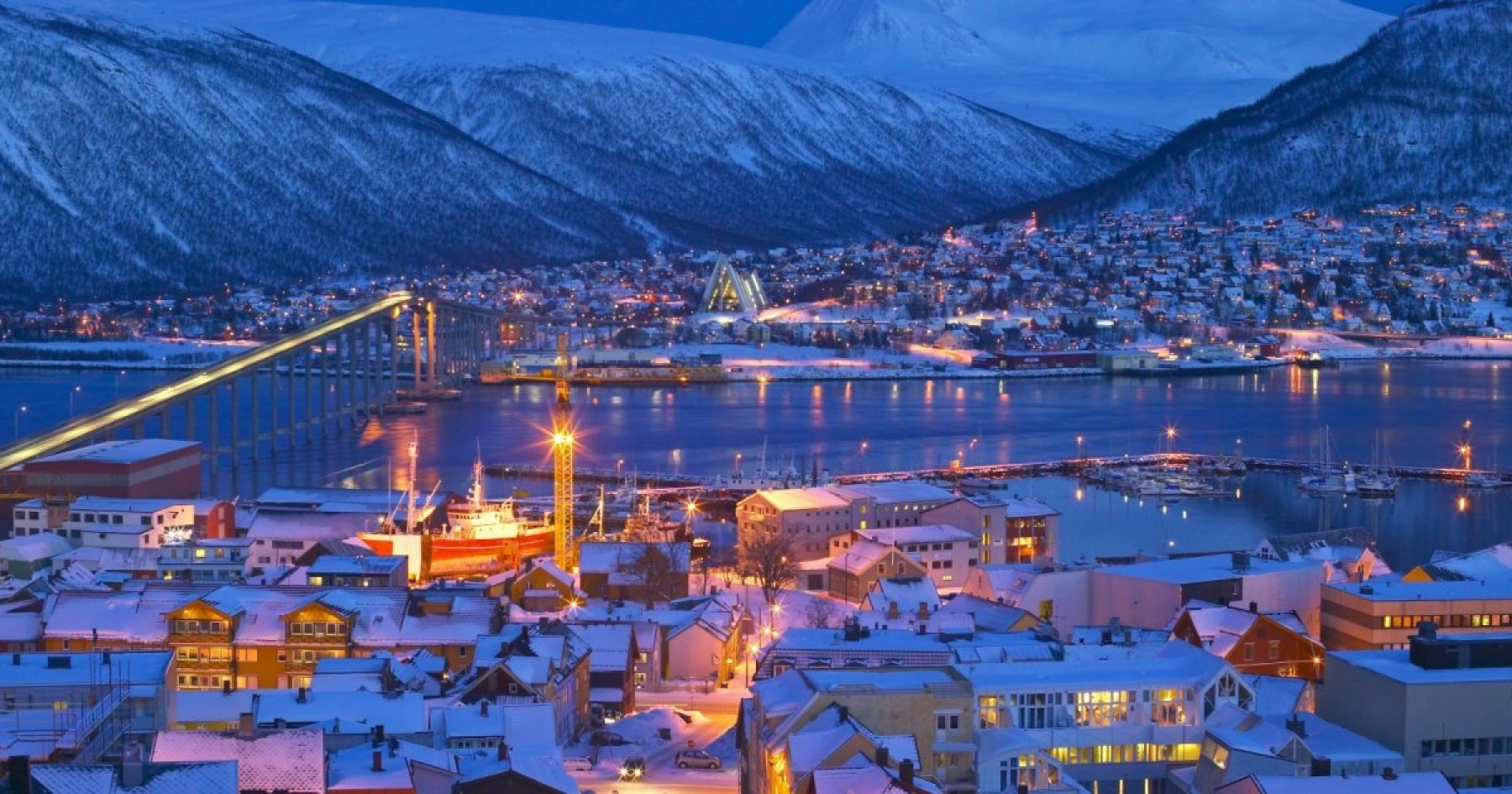Tromso_by_night_winter_-_Photo_simone55445Foap_-_Visitnorway.com
