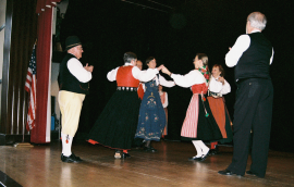 05Yulefest_Dancers02
